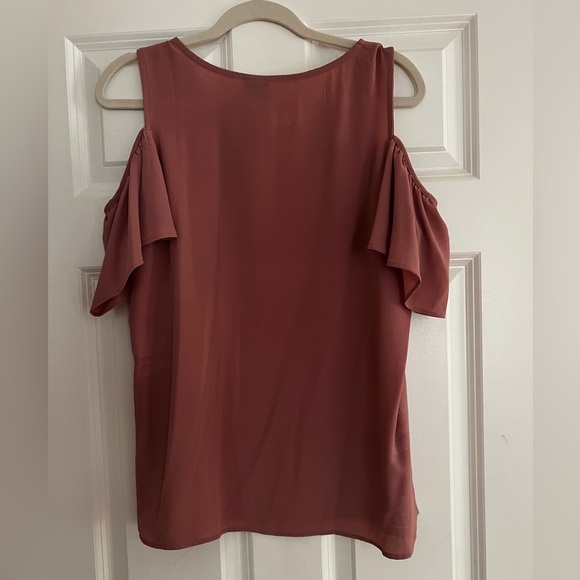 Bobeau Dusty Rose Cold Shoulder Top size medium - Picture 3 of 5